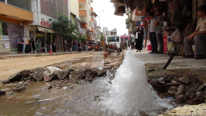 Doğalgaz çalışmalarında su borusu patladı