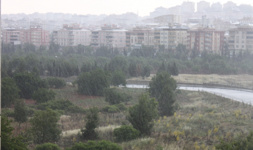 Aniden bastıran yağmur hayatı felç etti