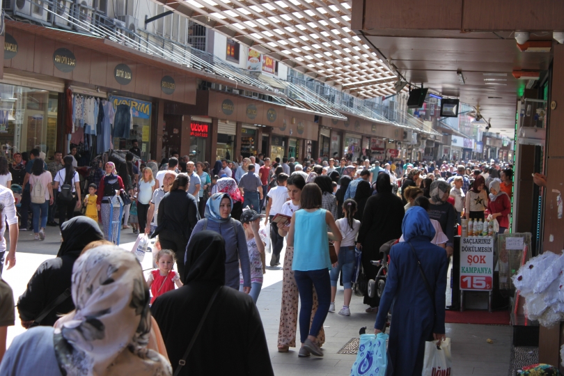 Çarşı ve pazarlarda bayram yoğunluğu