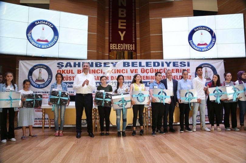 Şahinbey’den Başarılı Öğrencilere Bilgisayar