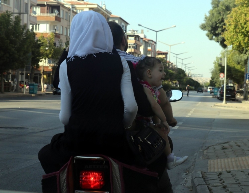 Suriyeli ailenin motosiklet üzerinde tehlikeli yolculuğu