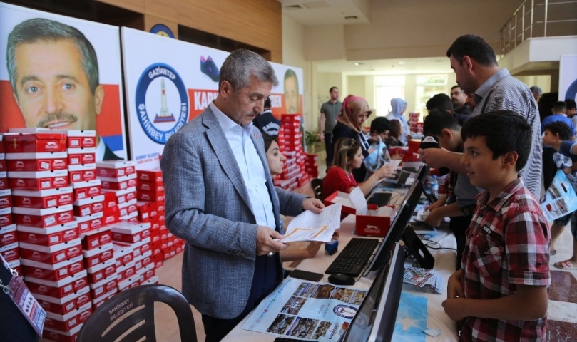 Karne hediyesi olarak 130 bin öğrenciye spor ayakkabısı