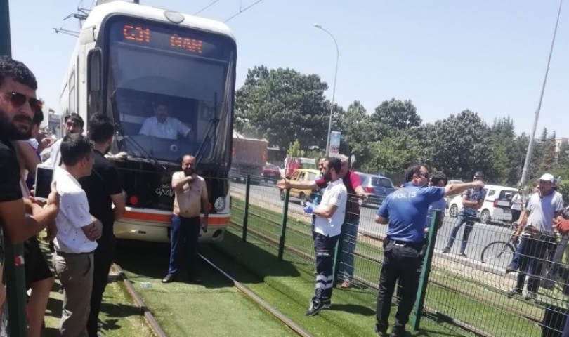 Gaziantep’te intihar girişimi trafiği durdu