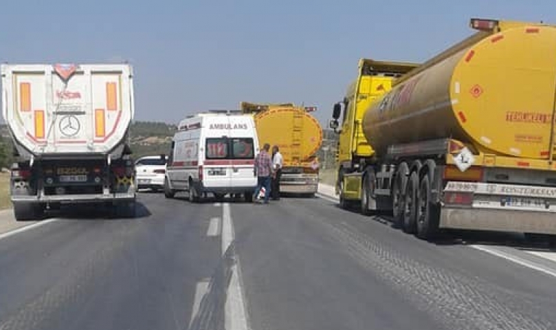 Ambulans yakıt tankerine çarptı