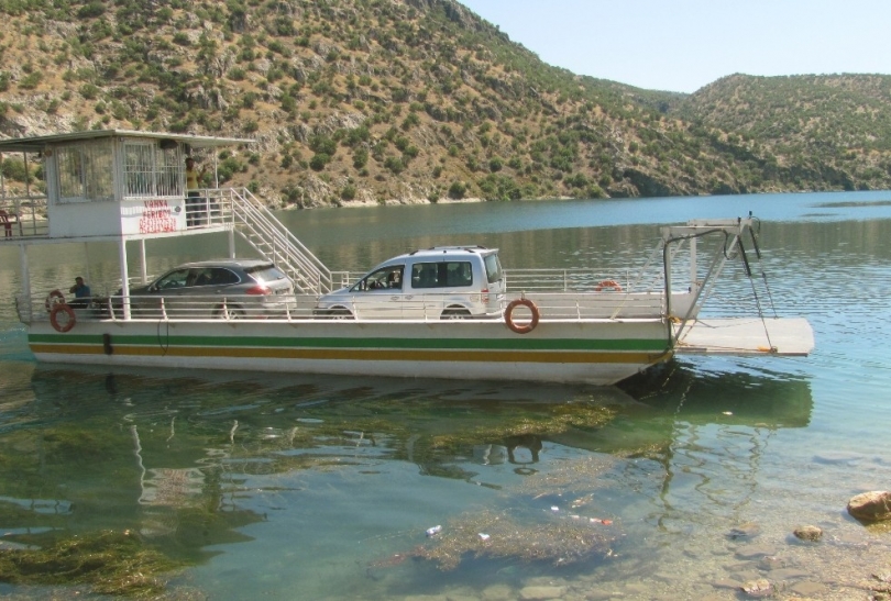 Fırat Nehri’nde feribot taşımacılığına ilgi