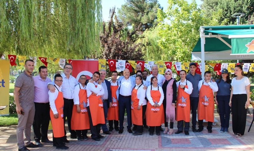 Mutlu Kafe Çalışanları, Bayram Tebrik Kartını Tercih Etti