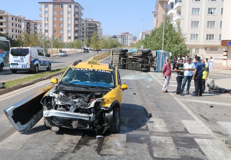 Halk otobüsü ile ticari taksi çarpıştı: 18 yaralı