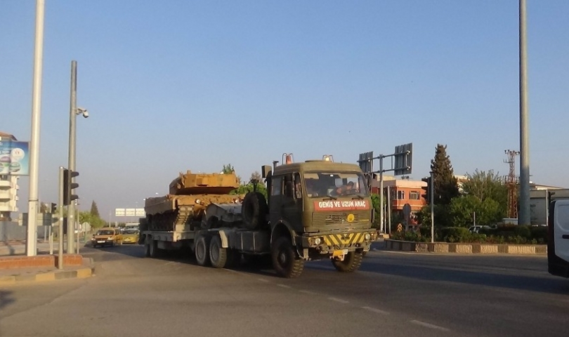 Münbiç ile Tel Rıfat bölgesine askeri sevkıyat sürüyor