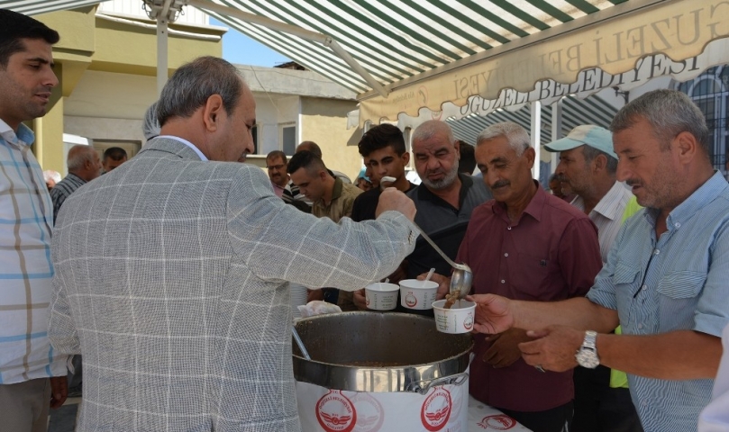 Oğuzeli Belediyesi vatandaşa aşure dağıttı