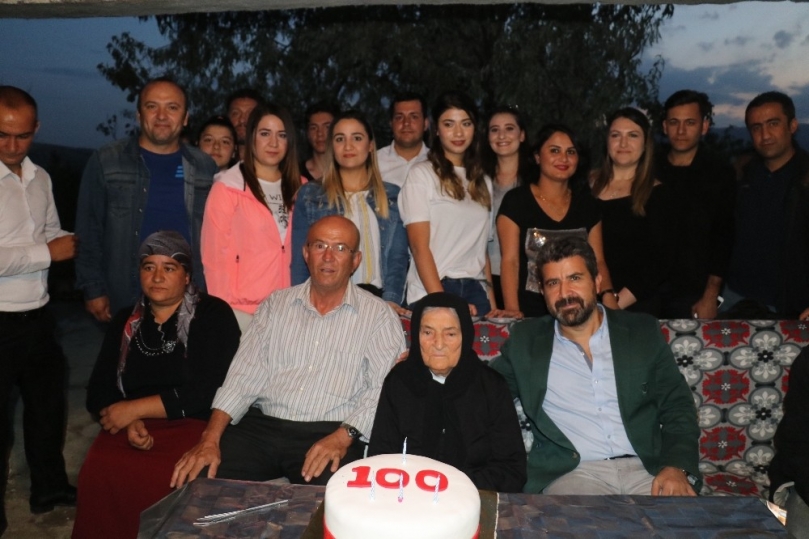 10 yıl önce ameliyat ettiği hastasına 100. yaşında doğum günü sürprizi yaptı