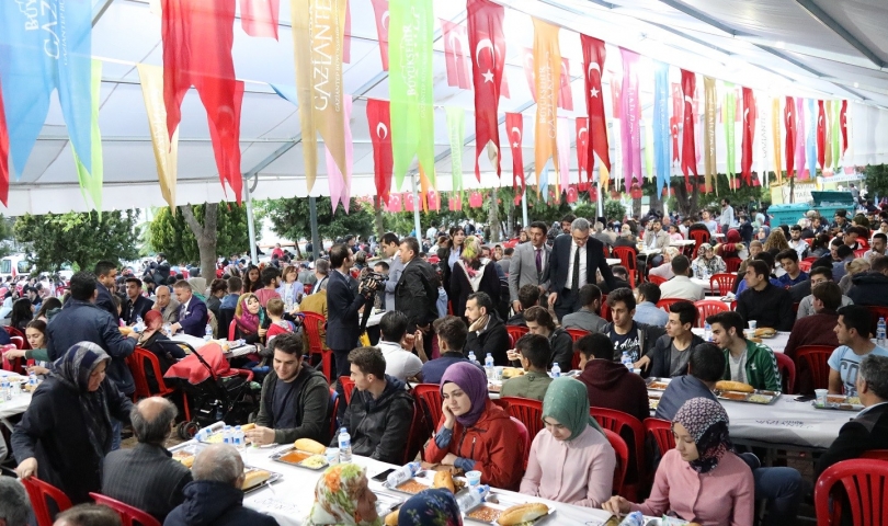 Başkan Şahin, İftar Çadırında Orucunu Açtı