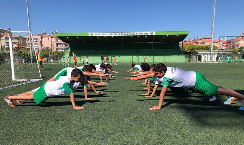 Binlerce sporcu yaz okullarında buluştu