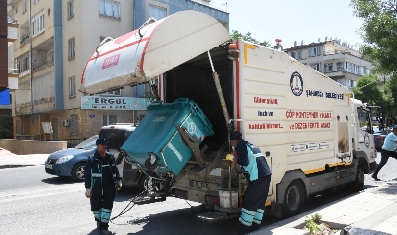 Şahinbey’de çöp konteynerleri dezenfekte edilerek temizleniyor