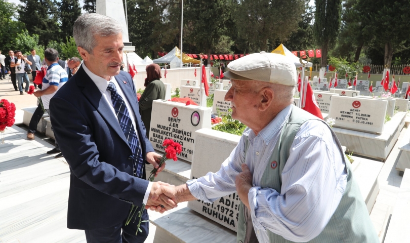 Başkan Tahmazoğlu şehitlikleri ziyaret etti