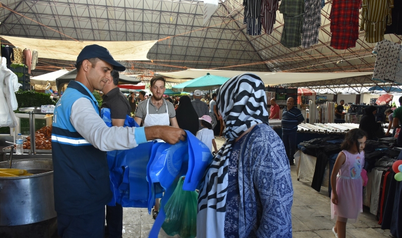 Şahinbey Belediyesi vatandaşlara kurban atık poşeti dağıttı