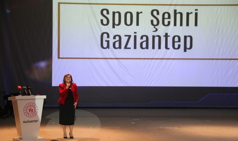 Şahin: İhtiyaç olan yerlere havuz ve spor salonları yapacağız