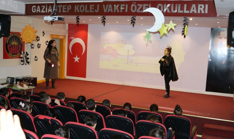 GKV’de kitapları aydınlatan ateş böcekleri sahnelendi