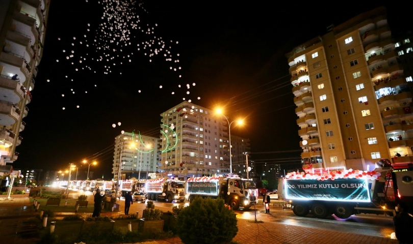 Büyükşehir konvoyları, 23 nisan’ı Gazianteplilerle balkonlarda kutladı