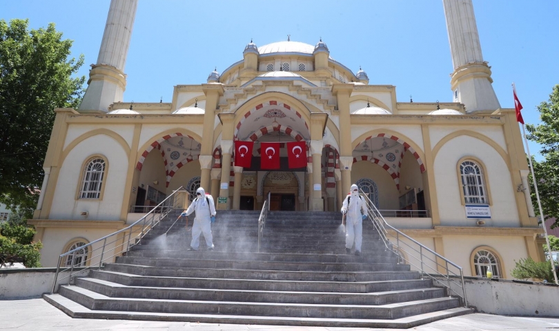 Şahinbey belediyesi camileri dezenfekte ederek ibadete hazırlıyor