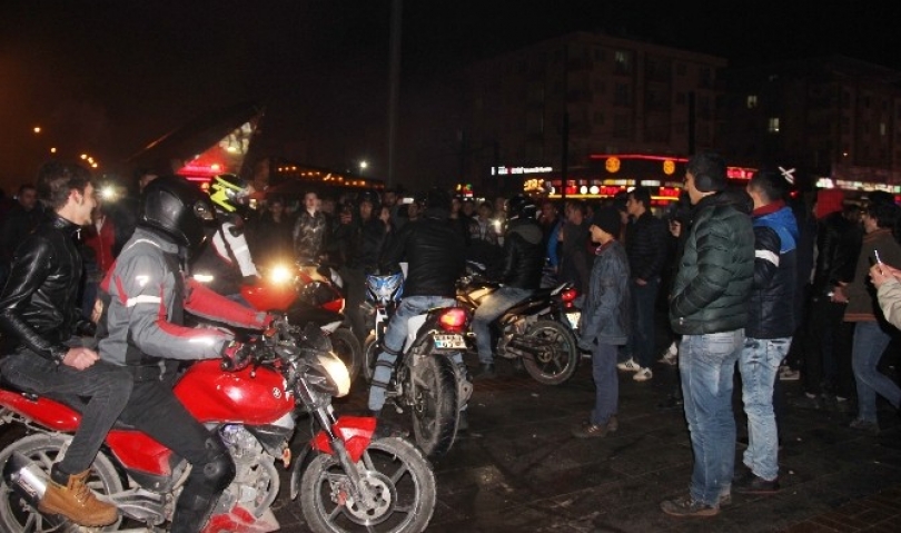 Gaziantep’te Suriyeliler motosikletlerle yılbaşını kutladı