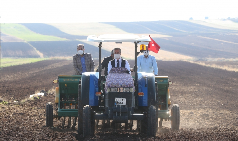 Başkan Tahmazoğlu, çiftçilere dağıttığı tohumları onlarlada ekti