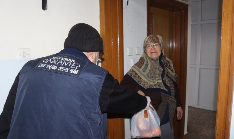 Büyükşehir, engelli ve yaşlı bireylere günlük 2 öğün yemek dağıtıyor