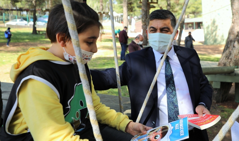 Başkan Fadıloğlu, anne ve çocuklarla doğada kitap okudu