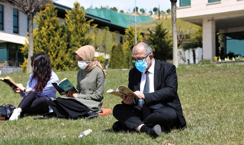 HKÜ’de Açık Havada ‘Kitap Okuma’ Etkinliği