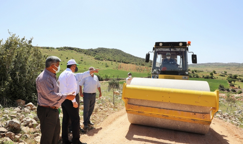 Başkan Fadıloğlu, arazi yolu mıcırlama çalışmalarını inceledi