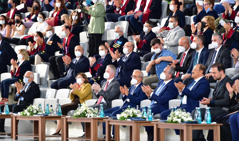 Bakan Elvan ile Bakan Gül Hasan Kalyoncu Üniversitesi öğrencilerinin mezuniyet heyecanına ortak oldu