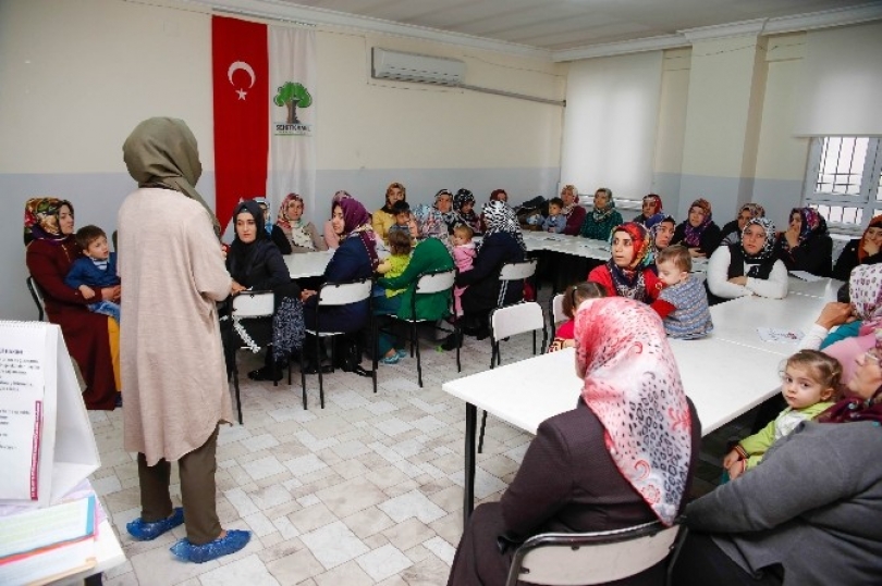 Anne ve babalık becerileri geliştiriliyor