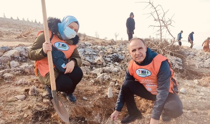 TEMA Vakfı Gaziantep gönüllüleri toprak erozyonuna dikkat çekmek için fidan diktiler