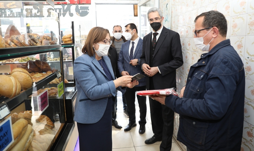 Başkan Şahin, Türk Bayrakları hediye ettiği esnafla İstiklal Marşı’nı okudu!