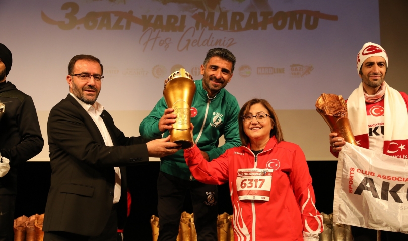 Gazi Yarı Maratonu'nun ödülleri sahiplerini buldu