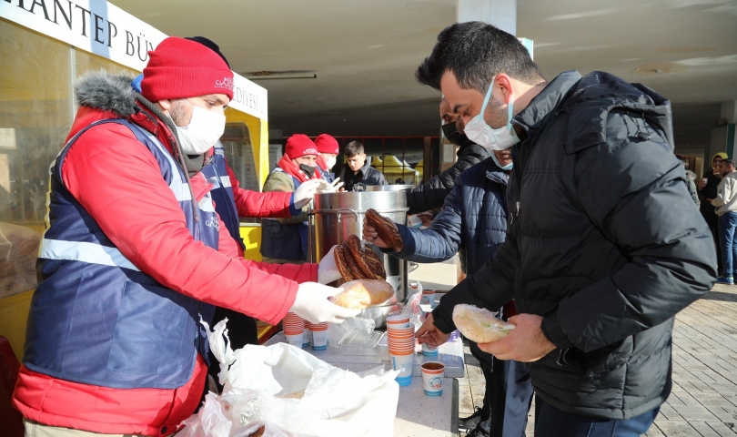 Büyükşehir, Otobüs Terminalinde vatandaşlara kumanya dağıtımı yaptı