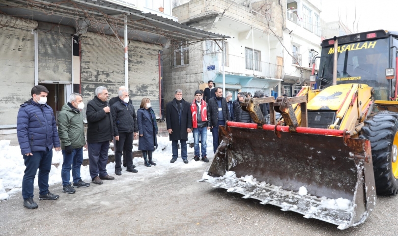 Büyükşehir’den ara sokaklarda kar temizliği!