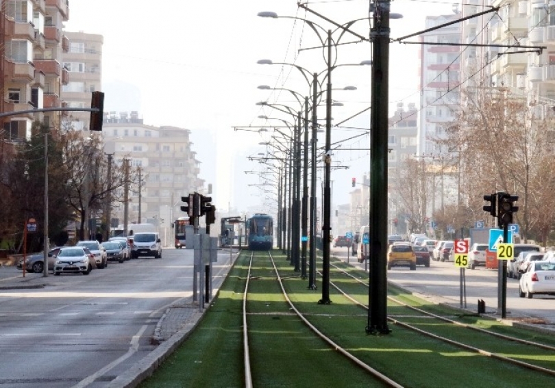 Yüksek gerilim hatları, tramvaya darbe vurdu