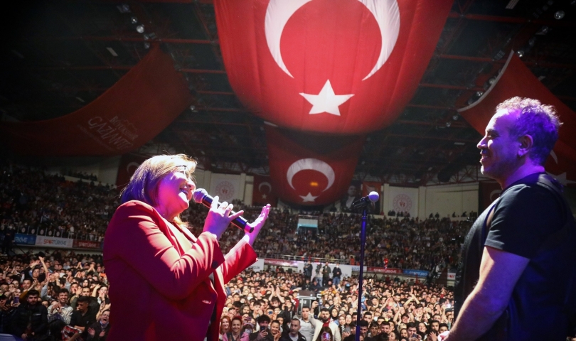 Rock müziği sanatçısı Haluk Levent Gaziantep’te hayranlarıyla buluştu