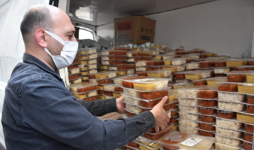 Büyükşehir, her gün bir mahallede iftarlık yemek dağıtıyor