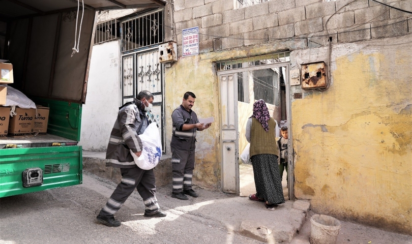 Şehitkâmil’den on binlerce aileye gıda yardımı desteği