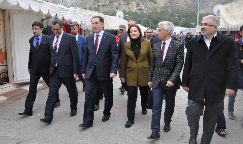 Kamu Başdenetçisi Malkoç Gaziantep’teki çadır kenti ziyaret etti