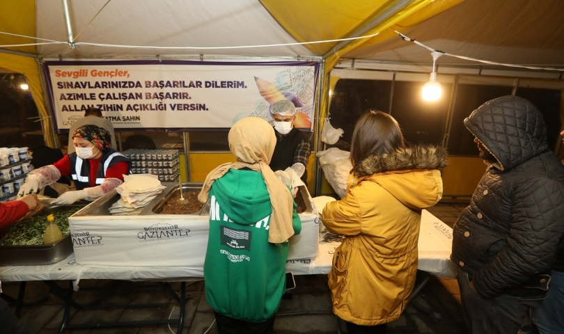 Gaziantep Büyükşehir, sınav döneminde üniversite öğrencilerine yemek ikram etti