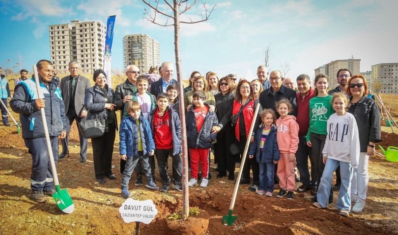 Büyükşehir, ODTÜ Mezunları Derneği iş birliğinde 5 bin metrekarelik alanı ağaçlandırdı