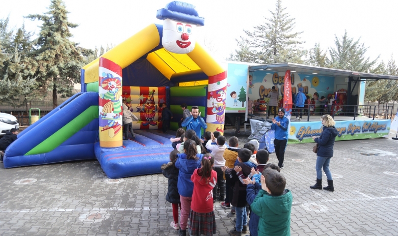 Gaziantep Büyükşehir, “Gezici Çocuk Oyun Tırı” ile çocuklara unutulmaz bir gün yaşatıyor