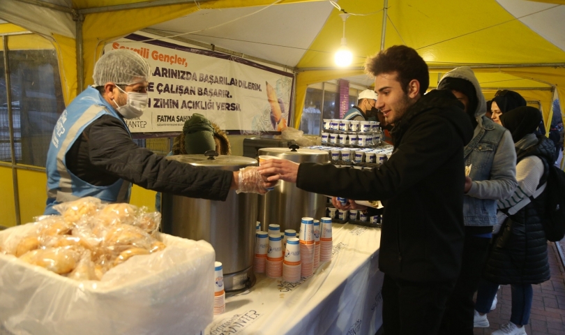 Gaziantep Büyükşehir, final sınavlarında öğrencilere yemek ikramı yapıyor