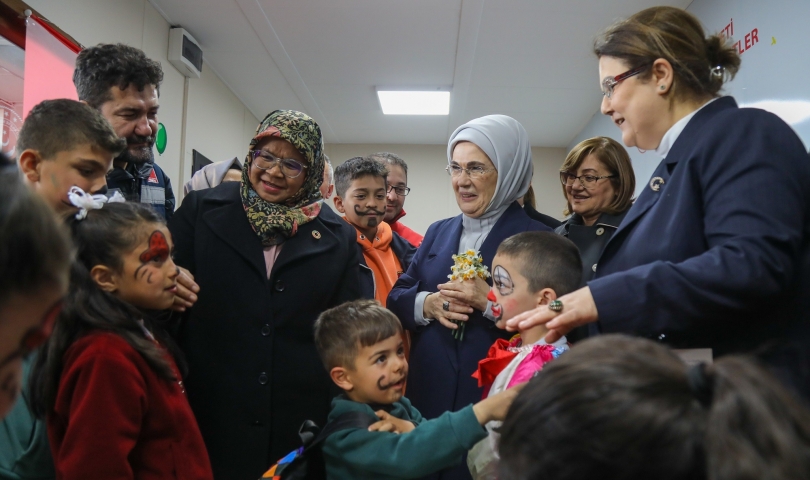 Emine Erdoğan deprem bölgesi Nurdağı ve İslahiye ilçelerini ziyaret etti