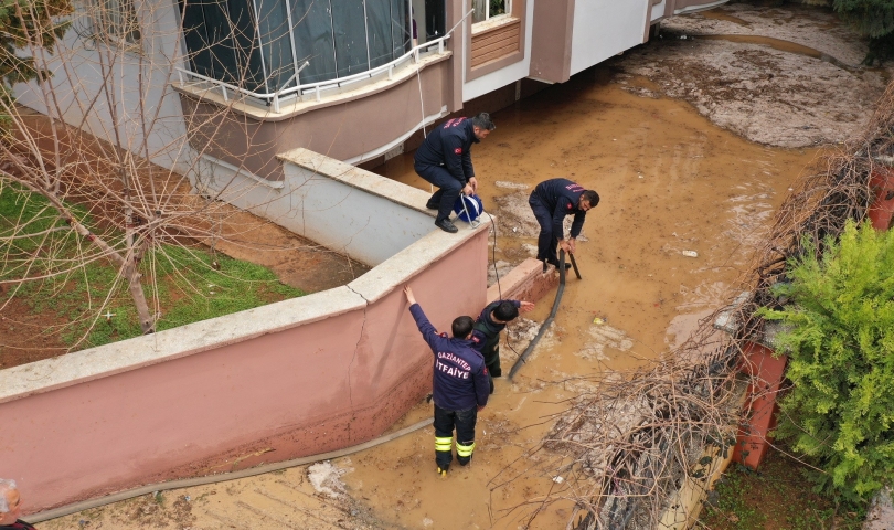 Büyükşehir, sel baskınına anında müdahale etti