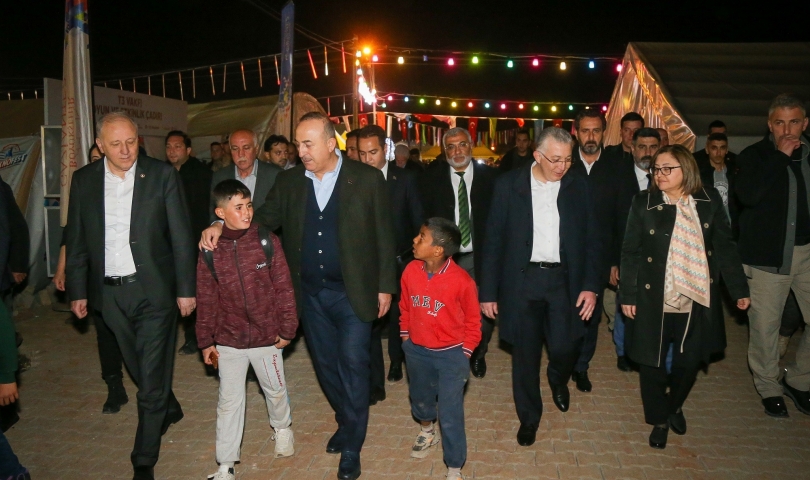 Başkan Şahin ve Bakan Çavuşoğlu, Ramazan’ın ilk iftarını Nurdağlılarla beraber yaptı