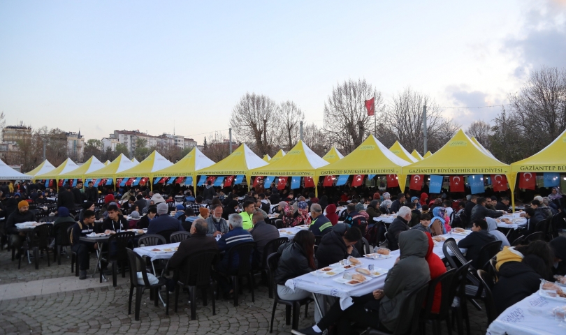 Gaziantep Büyükşehir’in kurduğu iftar çadırlarında günlük yaklaşık 15 bin kişi ağırlanıyor