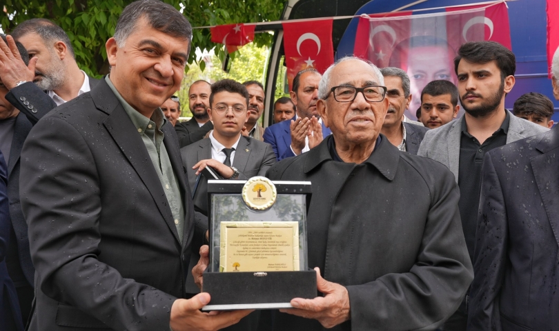 Başkan Fadıloğlu, Mehmet Bozgeyik’e plaket takdim etti